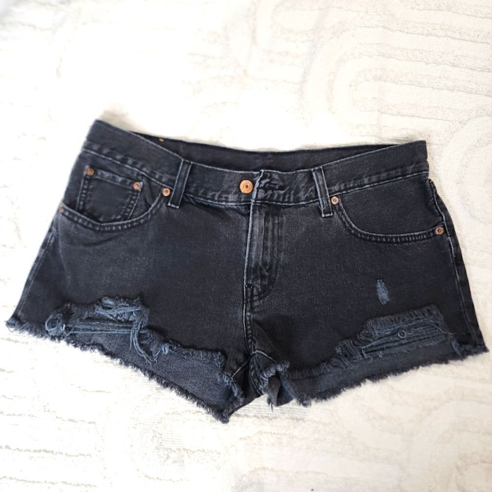 Levis faded black short shorts‎